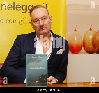 Italien, Lignano Sabbiadoro: der britische Schriftsteller Lawrence Osborne teilnehmen auf der Pressekonferenz während einer literarischen Veranstaltung Pordenonelegge. Es XVII BookFest mit Autoren vom 13. bis 17. September in Pordenone am 16 September, 2017. Stockfoto