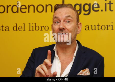 Italien, Lignano Sabbiadoro: der britische Schriftsteller Lawrence Osborne teilnehmen auf der Pressekonferenz während einer literarischen Veranstaltung Pordenonelegge. Es XVII BookFest mit Autoren vom 13. bis 17. September in Pordenone am 16 September, 2017. Stockfoto