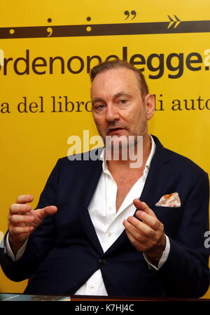 Italien, Lignano Sabbiadoro: der britische Schriftsteller Lawrence Osborne teilnehmen auf der Pressekonferenz während einer literarischen Veranstaltung Pordenonelegge. Es XVII BookFest mit Autoren vom 13. bis 17. September in Pordenone am 16 September, 2017. Stockfoto