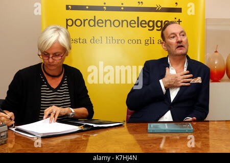 Italien, Lignano Sabbiadoro: der britische Schriftsteller Lawrence Osborne (R) Teilnahme an der Pressekonferenz während einer literarischen Veranstaltung Pordenonelegge. Es XVII BookFest mit Autoren vom 13. bis 17. September in Pordenone am 16 September, 2017. Stockfoto