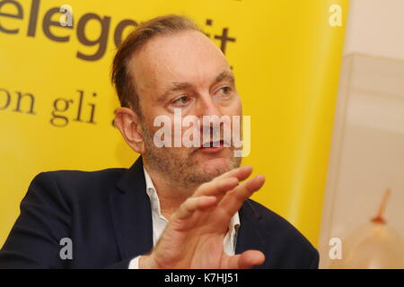 Italien, Lignano Sabbiadoro: der britische Schriftsteller Lawrence Osborne teilnehmen auf der Pressekonferenz während einer literarischen Veranstaltung Pordenonelegge. Es XVII BookFest mit Autoren vom 13. bis 17. September in Pordenone am 16 September, 2017. Stockfoto