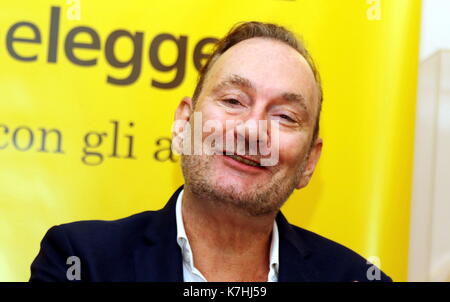 Italien, Lignano Sabbiadoro: der britische Schriftsteller Lawrence Osborne teilnehmen auf der Pressekonferenz während einer literarischen Veranstaltung Pordenonelegge. Es XVII BookFest mit Autoren vom 13. bis 17. September in Pordenone am 16 September, 2017. Stockfoto