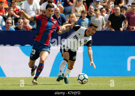 Jason von Levante und Gaya von Valencia während der Santander Liga (Liga) Match im Ciutat de Valencia Stadion zwischen Levante UD und Valencia CF gespielt. 16. September 2017. Stockfoto