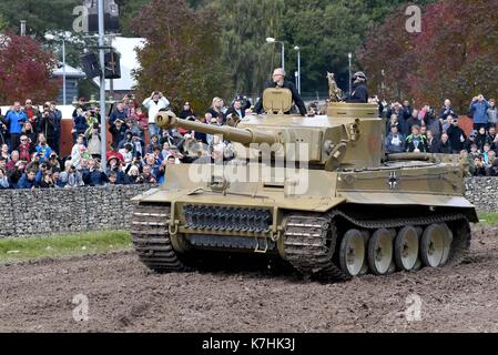 Tiger Tank, Demonstration im Tank Museum Bovington nur der Welt, der German Tiger 1 Panzer aus dem Zweiten Weltkrieg Stockfoto