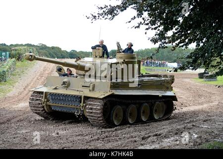 Tiger Tank, Demonstration im Tank Museum Bovington nur der Welt, der German Tiger 1 Panzer aus dem Zweiten Weltkrieg Stockfoto