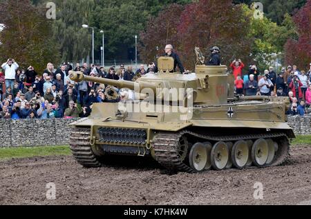 Tiger Tank, Demonstration im Tank Museum Bovington nur der Welt, der German Tiger 1 Panzer aus dem Zweiten Weltkrieg Stockfoto