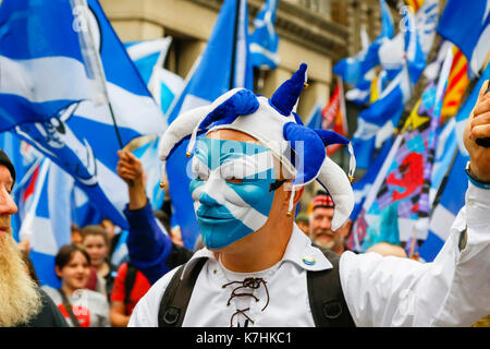 Ein Zusammenschluss mehrerer Gruppen, die Unabhängigkeit des Cotland die Brave" und "Flügel über Schottland" in Höhe von insgesamt rund 750 an der Zahl, hielt eine politische Kundgebung in Glasgow, beginnend mit einem Marsch durch die Innenstadt und schließlich Treffen mit dem sozialistischen Pro-Independence Gruppe "Hoffnung über die Furcht', für Reden und Lieder auf dem George Square. Auf dem Spaziergang durch Glasgow, die demonstranten von Pro-Unionist Gruppen konfrontiert waren", eine Kraft für das Gute' und 'Scotland in Union" in der Union Street, winkende waren Union Jacks und vocalizing ihre Unterstützung für die "Nein"-Stimmen, war das Ergebnis der Unabhängigkeit 2014 finden Stockfoto