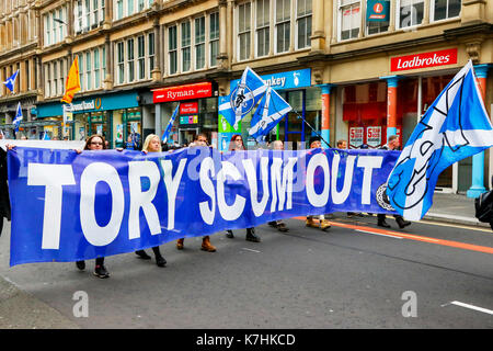 Ein Zusammenschluss mehrerer Gruppen, die Unabhängigkeit des Cotland die Brave" und "Flügel über Schottland" in Höhe von insgesamt rund 750 an der Zahl, hielt eine politische Kundgebung in Glasgow, beginnend mit einem Marsch durch die Innenstadt und schließlich Treffen mit dem sozialistischen Pro-Independence Gruppe "Hoffnung über die Furcht', für Reden und Lieder auf dem George Square. Auf dem Spaziergang durch Glasgow, die demonstranten von Pro-Unionist Gruppen konfrontiert waren", eine Kraft für das Gute' und 'Scotland in Union" in der Union Street, winkende waren Union Jacks und vocalizing ihre Unterstützung für die "Nein"-Stimmen, war das Ergebnis der Unabhängigkeit 2014 finden Stockfoto