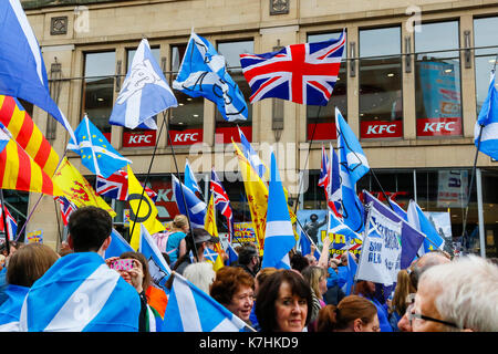 Ein Zusammenschluss mehrerer Gruppen, die Unabhängigkeit des Cotland die Brave" und "Flügel über Schottland" in Höhe von insgesamt rund 750 an der Zahl, hielt eine politische Kundgebung in Glasgow, beginnend mit einem Marsch durch die Innenstadt und schließlich Treffen mit dem sozialistischen Pro-Independence Gruppe "Hoffnung über die Furcht', für Reden und Lieder auf dem George Square. Auf dem Spaziergang durch Glasgow, die demonstranten von Pro-Unionist Gruppen konfrontiert waren", eine Kraft für das Gute' und 'Scotland in Union" in der Union Street, winkende waren Union Jacks und vocalizing ihre Unterstützung für die "Nein"-Stimmen, war das Ergebnis der Unabhängigkeit 2014 finden Stockfoto