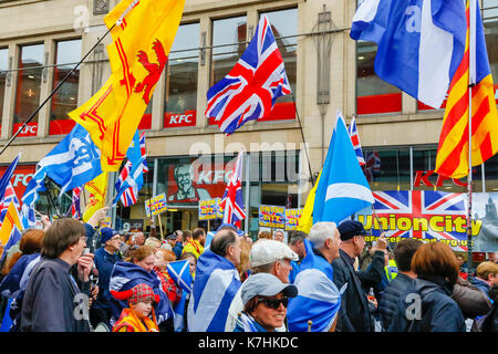 Ein Zusammenschluss mehrerer Gruppen, die Unabhängigkeit des Cotland die Brave" und "Flügel über Schottland" in Höhe von insgesamt rund 750 an der Zahl, hielt eine politische Kundgebung in Glasgow, beginnend mit einem Marsch durch die Innenstadt und schließlich Treffen mit dem sozialistischen Pro-Independence Gruppe "Hoffnung über die Furcht', für Reden und Lieder auf dem George Square. Auf dem Spaziergang durch Glasgow, die demonstranten von Pro-Unionist Gruppen konfrontiert waren", eine Kraft für das Gute' und 'Scotland in Union" in der Union Street, winkende waren Union Jacks und vocalizing ihre Unterstützung für die "Nein"-Stimmen, war das Ergebnis der Unabhängigkeit 2014 finden Stockfoto