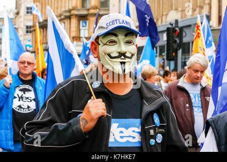 Ein Zusammenschluss mehrerer Gruppen, die Unabhängigkeit des Cotland die Brave" und "Flügel über Schottland" in Höhe von insgesamt rund 750 an der Zahl, hielt eine politische Kundgebung in Glasgow, beginnend mit einem Marsch durch die Innenstadt und schließlich Treffen mit dem sozialistischen Pro-Independence Gruppe "Hoffnung über die Furcht', für Reden und Lieder auf dem George Square. Auf dem Spaziergang durch Glasgow, die demonstranten von Pro-Unionist Gruppen konfrontiert waren", eine Kraft für das Gute' und 'Scotland in Union" in der Union Street, winkende waren Union Jacks und vocalizing ihre Unterstützung für die "Nein"-Stimmen, war das Ergebnis der Unabhängigkeit 2014 finden Stockfoto