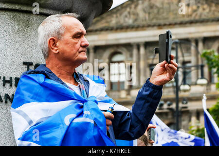 Ein Zusammenschluss mehrerer Gruppen, die Unabhängigkeit des Cotland die Brave" und "Flügel über Schottland" in Höhe von insgesamt rund 750 an der Zahl, hielt eine politische Kundgebung in Glasgow, beginnend mit einem Marsch durch die Innenstadt und schließlich Treffen mit dem sozialistischen Pro-Independence Gruppe "Hoffnung über die Furcht', für Reden und Lieder auf dem George Square. Auf dem Spaziergang durch Glasgow, die demonstranten von Pro-Unionist Gruppen konfrontiert waren", eine Kraft für das Gute' und 'Scotland in Union" in der Union Street, winkende waren Union Jacks und vocalizing ihre Unterstützung für die "Nein"-Stimmen, war das Ergebnis der Unabhängigkeit 2014 finden Stockfoto