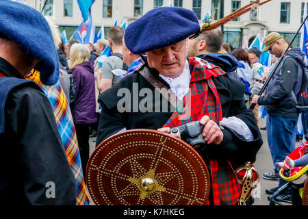 Ein Zusammenschluss mehrerer Gruppen, die Unabhängigkeit des Cotland die Brave" und "Flügel über Schottland" in Höhe von insgesamt rund 750 an der Zahl, hielt eine politische Kundgebung in Glasgow, beginnend mit einem Marsch durch die Innenstadt und schließlich Treffen mit dem sozialistischen Pro-Independence Gruppe "Hoffnung über die Furcht', für Reden und Lieder auf dem George Square. Auf dem Spaziergang durch Glasgow, die demonstranten von Pro-Unionist Gruppen konfrontiert waren", eine Kraft für das Gute' und 'Scotland in Union" in der Union Street, winkende waren Union Jacks und vocalizing ihre Unterstützung für die "Nein"-Stimmen, war das Ergebnis der Unabhängigkeit 2014 finden Stockfoto