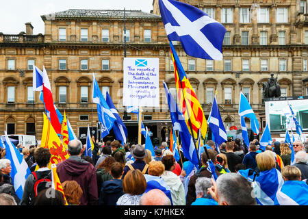 Ein Zusammenschluss mehrerer Gruppen, die Unabhängigkeit des Cotland die Brave" und "Flügel über Schottland" in Höhe von insgesamt rund 750 an der Zahl, hielt eine politische Kundgebung in Glasgow, beginnend mit einem Marsch durch die Innenstadt und schließlich Treffen mit dem sozialistischen Pro-Independence Gruppe "Hoffnung über die Furcht', für Reden und Lieder auf dem George Square. Auf dem Spaziergang durch Glasgow, die demonstranten von Pro-Unionist Gruppen konfrontiert waren", eine Kraft für das Gute' und 'Scotland in Union" in der Union Street, winkende waren Union Jacks und vocalizing ihre Unterstützung für die "Nein"-Stimmen, war das Ergebnis der Unabhängigkeit 2014 finden Stockfoto