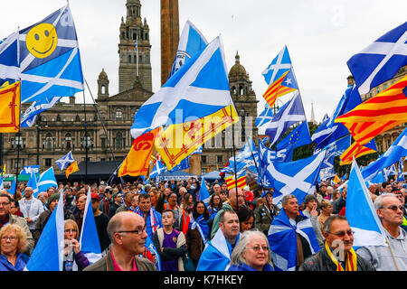 Ein Zusammenschluss mehrerer Gruppen, die Unabhängigkeit des Cotland die Brave" und "Flügel über Schottland" in Höhe von insgesamt rund 750 an der Zahl, hielt eine politische Kundgebung in Glasgow, beginnend mit einem Marsch durch die Innenstadt und schließlich Treffen mit dem sozialistischen Pro-Independence Gruppe "Hoffnung über die Furcht', für Reden und Lieder auf dem George Square. Auf dem Spaziergang durch Glasgow, die demonstranten von Pro-Unionist Gruppen konfrontiert waren", eine Kraft für das Gute' und 'Scotland in Union" in der Union Street, winkende waren Union Jacks und vocalizing ihre Unterstützung für die "Nein"-Stimmen, war das Ergebnis der Unabhängigkeit 2014 finden Stockfoto