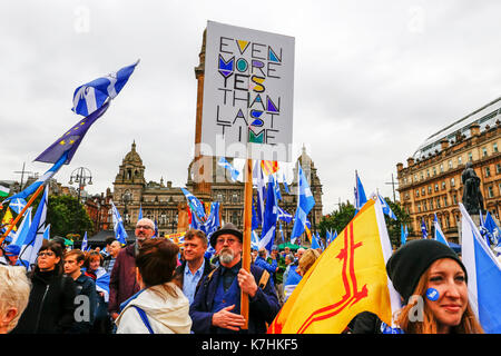 Ein Zusammenschluss mehrerer Gruppen, die Unabhängigkeit des Cotland die Brave" und "Flügel über Schottland" in Höhe von insgesamt rund 750 an der Zahl, hielt eine politische Kundgebung in Glasgow, beginnend mit einem Marsch durch die Innenstadt und schließlich Treffen mit dem sozialistischen Pro-Independence Gruppe "Hoffnung über die Furcht', für Reden und Lieder auf dem George Square. Auf dem Spaziergang durch Glasgow, die demonstranten von Pro-Unionist Gruppen konfrontiert waren", eine Kraft für das Gute' und 'Scotland in Union" in der Union Street, winkende waren Union Jacks und vocalizing ihre Unterstützung für die "Nein"-Stimmen, war das Ergebnis der Unabhängigkeit 2014 finden Stockfoto