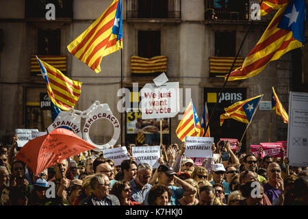 Barcelona, Spanien. 16. September 2017: Pro-unabhängigkeit Aktivist mit ihren Bannern und Fahnen Parolen schreien während der Wartezeit für die Aufnahme von über 700 pro-unabhängigkeit Bürgermeister unterstützt die geplante Abspaltung Referendum am 1. Oktober in der Generalitat. Das spanische Verfassungsgericht hat das Katalanische Referendum ausgesetzt, nachdem die zentrale Regierung hat es in den Gerichten Credit: Matthias Oesterle/Alamy Leben Nachrichten herausgefordert Stockfoto