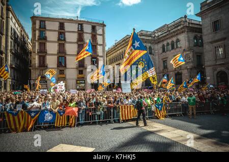 Barcelona, Spanien. 16. September 2017: Pro-unabhängigkeit Aktivist mit ihren Bannern und Fahnen Parolen schreien während der Wartezeit für die Aufnahme von über 700 pro-unabhängigkeit Bürgermeister unterstützt die geplante Abspaltung Referendum am 1. Oktober in der Generalitat. Das spanische Verfassungsgericht hat das Katalanische Referendum ausgesetzt, nachdem die zentrale Regierung hat es in den Gerichten Credit: Matthias Oesterle/Alamy Leben Nachrichten herausgefordert Stockfoto