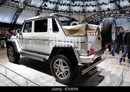 Frankfurt am Main, Deutschland. 15. September 2017. Die deutschen Automobilhersteller Mercedes-Benz präsentiert die Mercedes-Maybach G 650 Landaulet am 67. IAA. Die 67. Internationale Automobil-Ausstellung (IAA in Frankfurt ist mit über 1000 Ausstellern eine der größten Motor der Welt zeigt. Die Ausstellung wird für die Öffentlichkeit vom 16. bis zum 24. September. Stockfoto