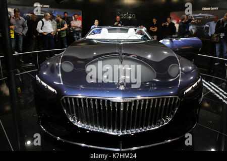 Frankfurt am Main, Deutschland. 15. September 2017. Die deutschen Automobilhersteller Mercedes-Benz präsentiert die Vision Mercedes-Maybach 6 Cabrio elektrische Konzept Auto am 67. IAA. Die 67. Internationale Automobil-Ausstellung (IAA in Frankfurt ist mit über 1000 Ausstellern eine der größten Motor der Welt zeigt. Die Ausstellung wird für die Öffentlichkeit vom 16. bis zum 24. September. Stockfoto