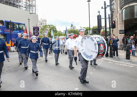 London, Großbritannien. 16.September 2017. Apprentice Boys Marching Bands nehmen Sie teil an einer Kranzniederlegung Zeremonie von Loyalisten am Ehrenmal in Whitehall der Erste Weltkrieg Schlacht an der Somme zu gedenken und in Erinnerung an Herrn Carson. Sir Edward Carson, war ein irischer unionistische Politiker, dem Führer der Irischen Gewerkschafter Alliance und der Ulster Unionist Party wurde zwischen 1910 und 1921 Stockfoto