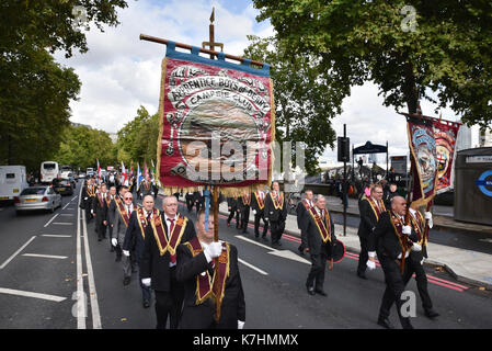 London, Großbritannien. 16.September 2017. Apprentice Boys marschieren im Herrn Carson Memorial Parade von Tempel Kränze am Ehrenmal am Whitehall zu legen. Stockfoto