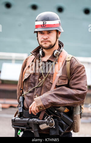 England, Chatham Dockyard. Veranstaltung, Gruß an die 40er Jahre. Lebendige Geschichte re-Enactor in polnischen Widerstand 1944, U-Bahn, Uniform mit Deutsche Maschinenpistole MP40. Ständigen, Blickkontakt. Stockfoto