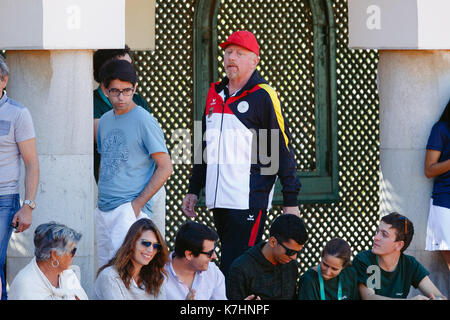 Lissabon, Portugal. 16 Sep, 2017. Herren Tennis: Davis Cup - worldgroup Relegation, Play-off-Runde Portugal gegen Deutschland in Lissabon, Portugal, 16. September 2017. Leiter der Men's Tennis im Deutschen Tennis Federation (Deutscher Tennis Bund DTB), Boris Becker, Spaziergänge auf einer Plattform. Foto: Frank Molter/dpa/Alamy leben Nachrichten Stockfoto