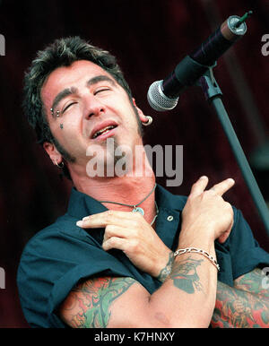 Apr 24, 1999 - Devore, Kalifornien, USA - Sully Erna, Sänger von Godsmack, führt während dem OzzFest '99 am Glen Helen Blockbuster Pavilion in Devore, Kalifornien am Samstag, 24. Juli 1999. (Bild: © vaughn Youtz/ZUMA Draht/ZUMAPRESS.com) Stockfoto