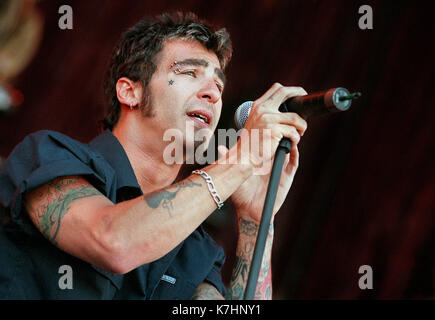 Apr 24, 1999 - Devore, Kalifornien, USA - Sully Erna, Sänger von Godsmack, führt während dem OzzFest '99 am Glen Helen Blockbuster Pavilion in Devore, Kalifornien am Samstag, 24. Juli 1999. (Bild: © vaughn Youtz/ZUMA Draht/ZUMAPRESS.com) Stockfoto