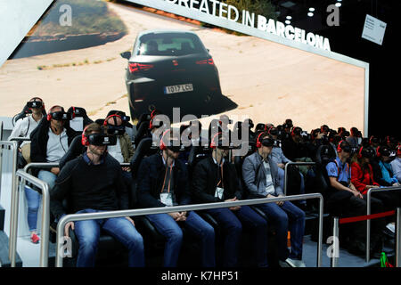 Frankfurt am Main, Deutschland. 15. September 2017. Besucher verwenden virtuelle Realität Headsets am Sitz stand. Die 67. Internationale Automobil-Ausstellung (IAA in Frankfurt ist mit über 1000 Ausstellern eine der größten Motor der Welt zeigt. Die Ausstellung wird für die Öffentlichkeit vom 16. bis zum 24. September. Stockfoto