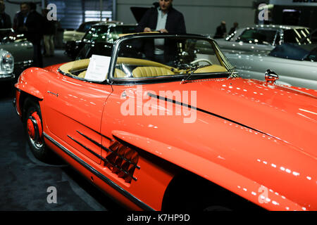 Frankfurt am Main, Deutschland. 15. September 2017. Das deutsche Auto tuner Brabus Classic präsentiert die Mercedes-Benz 300 SL Roadster am 67. IAA. Die 67. Internationale Automobil-Ausstellung (IAA in Frankfurt ist mit über 1000 Ausstellern eine der größten Motor der Welt zeigt. Die Ausstellung wird für die Öffentlichkeit vom 16. bis zum 24. September. Stockfoto