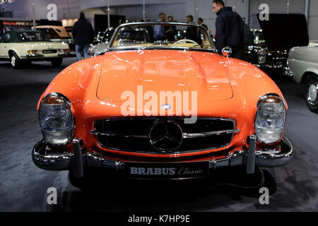 Frankfurt am Main, Deutschland. 15. September 2017. Das deutsche Auto tuner Brabus Classic präsentiert die Mercedes-Benz 300 SL Roadster am 67. IAA. Die 67. Internationale Automobil-Ausstellung (IAA in Frankfurt ist mit über 1000 Ausstellern eine der größten Motor der Welt zeigt. Die Ausstellung wird für die Öffentlichkeit vom 16. bis zum 24. September. Stockfoto