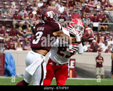 September 16, 2017: Lafayette Ragin Cajuns Defensive zurück Tracy Walker (23) Bricht ein Pass für die Texas A&M Aggies wide receiver Christian Kirk (3) Im ersten Quartal während der NCAA Football Spiel zwischen der Lafayette Ragin Cajuns und der Texas A&M Aggies am Kyle Feld in College Station, TX; John Glaser/CSM. Stockfoto