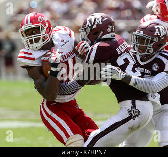 September 16, 2017: Lafayette Ragin Cajuns wide receiver Keenan Barnes (21) wird von der Texas A&M Aggies Defensive zurück Debione Renfro (29) Im zweiten Quartal während der NCAA Football Spiel zwischen der Lafayette Ragin Cajuns und der Texas A&M Aggies am Kyle Feld in College Station, TX in Angriff genommen; John Glaser/CSM. Stockfoto