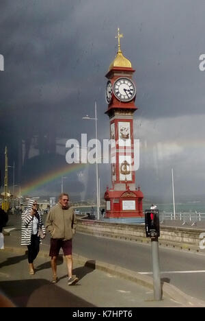 Weymouth, Großbritannien. 16. September 2017 - ein Regenbogen Bögen über Weymouth Bay an einem Tag Sonnenschein und Duschen für die Stadt Credit: stuart Hartmut Ost/Alamy leben Nachrichten Stockfoto