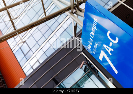 HELSINKI, Finnland - 16 September 2017: Nokia Marke auf einem blauen Schild in Nokia Campus in der Nähe von Helsinki, Finnland am 16. September 2017 Stockfoto