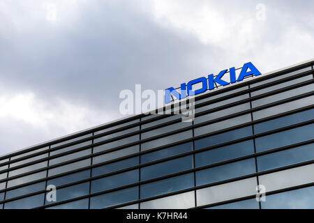 HELSINKI, Finnland - 16 September 2017: Dunkle Wolken über Nokia Marke auf einem Gebäude in Helsinki, Finnland am 16. September 2017 Stockfoto