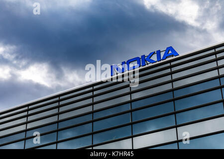 HELSINKI, Finnland - 16 September 2017: Dunkle Wolken über Nokia Marke auf einem Gebäude in Helsinki, Finnland am 16. September 2017 Stockfoto