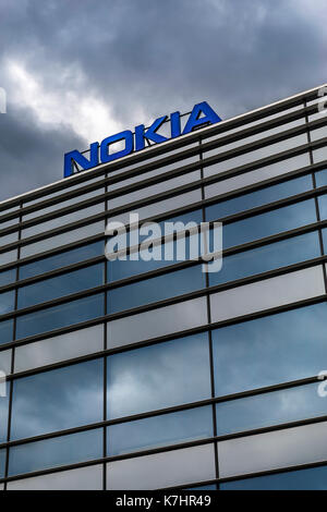 HELSINKI, Finnland - 16 September 2017: Dunkle Wolken über Nokia Marke auf einem Gebäude in Helsinki, Finnland am 16. September 2017 Stockfoto