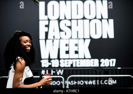 London, Großbritannien. 16. September 2017. Eine Dame gesehen, die Eingabe der London Fashion Week zeigen. Das Laufen über fünf Tage, die Veranstaltung sieht Designer präsentieren ihre Herbst/Winter Angebot 2018 an Veranstaltungsorten in der ganzen Stadt. Credit: SOPA Images Limited/Alamy leben Nachrichten Stockfoto