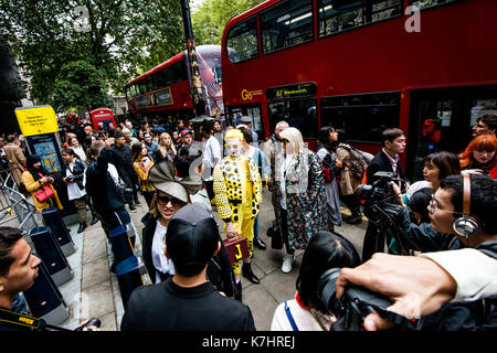 London, Großbritannien. 16. September 2017. Zwei mens auf dem bürgersteig fotografiert zu werden als Besucher außerhalb der Der BFC Showspace in London Fashion Week. Läuft über fünf Tagen vermischen, die Veranstaltung sieht Designer präsentieren ihre Herbst/Winter Angebot 2018 an Veranstaltungsorten in der ganzen Stadt. Credit: SOPA Images Limited/Alamy leben Nachrichten Stockfoto