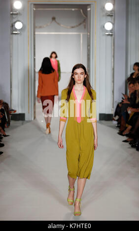 London, Großbritannien. 16 Sep, 2017. Modelle Kreationen von Jasper Conran Kollektion Frühjahr/Sommer 2018 während der London Fashion Week in London, Britain on Sept. 16, 2017. Credit: Han Yan/Xinhua/Alamy leben Nachrichten Stockfoto