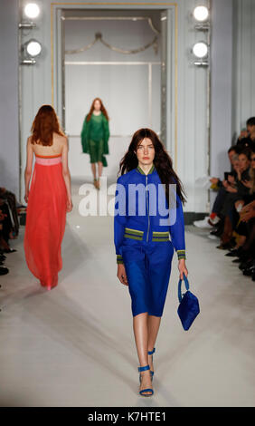 London, Großbritannien. 16 Sep, 2017. Modelle Kreationen von Jasper Conran Kollektion Frühjahr/Sommer 2018 während der London Fashion Week in London, Britain on Sept. 16, 2017. Credit: Han Yan/Xinhua/Alamy leben Nachrichten Stockfoto