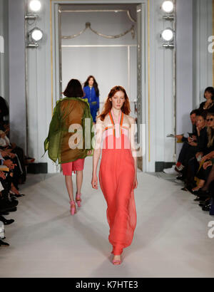 London, Großbritannien. 16 Sep, 2017. Modelle Kreationen von Jasper Conran Kollektion Frühjahr/Sommer 2018 während der London Fashion Week in London, Britain on Sept. 16, 2017. Credit: Han Yan/Xinhua/Alamy leben Nachrichten Stockfoto