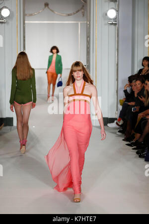 London, Großbritannien. 16 Sep, 2017. Modelle Kreationen von Jasper Conran Kollektion Frühjahr/Sommer 2018 während der London Fashion Week in London, Britain on Sept. 16, 2017. Credit: Han Yan/Xinhua/Alamy leben Nachrichten Stockfoto