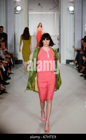 London, Großbritannien. 16 Sep, 2017. Modelle Kreationen von Jasper Conran Kollektion Frühjahr/Sommer 2018 während der London Fashion Week in London, Britain on Sept. 16, 2017. Credit: Han Yan/Xinhua/Alamy leben Nachrichten Stockfoto