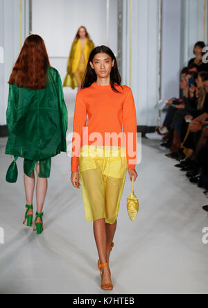 London, Großbritannien. 16 Sep, 2017. Modelle Kreationen von Jasper Conran Kollektion Frühjahr/Sommer 2018 während der London Fashion Week in London, Britain on Sept. 16, 2017. Credit: Han Yan/Xinhua/Alamy leben Nachrichten Stockfoto