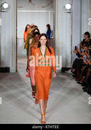 London, Großbritannien. 16 Sep, 2017. Modelle Kreationen von Jasper Conran Kollektion Frühjahr/Sommer 2018 während der London Fashion Week in London, Britain on Sept. 16, 2017. Credit: Han Yan/Xinhua/Alamy leben Nachrichten Stockfoto