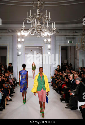 London, Großbritannien. 16 Sep, 2017. Modelle Kreationen von Jasper Conran Kollektion Frühjahr/Sommer 2018 während der London Fashion Week in London, Britain on Sept. 16, 2017. Credit: Han Yan/Xinhua/Alamy leben Nachrichten Stockfoto